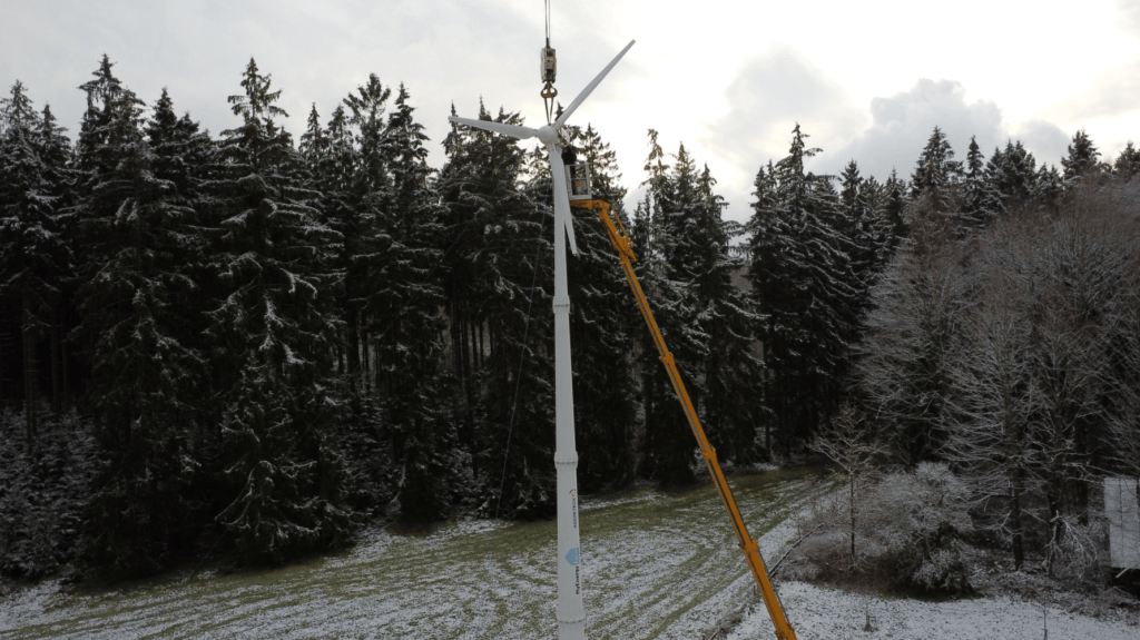 Installation einer Windturbine in einem verschneiten Waldgebiet